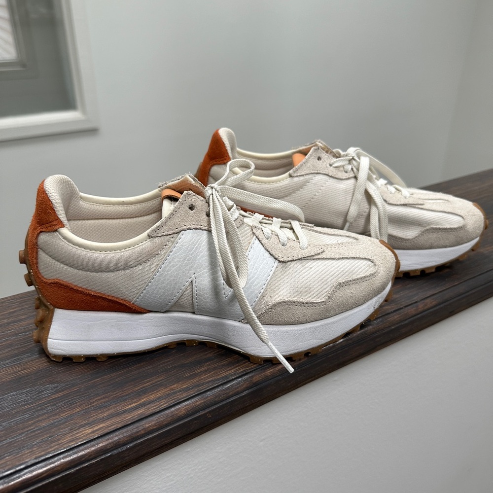 New Balance 327 women’s sneakers